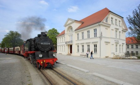 Mit der Dampfeisenbahn Mollig geht es mehrmals täglich auf schmaler Spur mit nostalgischem Gebimmel durch Bad Doberan.