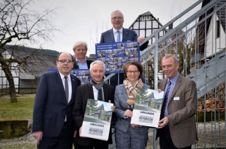 Ina Scharrenbach, Ministerin für Heimat, Kommunales, Bau und Gleichstellung des Landes Nordrhein-Westfalen, Wolfgang Pieper, Bürgermeister der Stadt Telgte, Werner Kolter, Bürgermeister der Stadt Unna, Wolfgang Schwade, Vorsitzender der Fachkommission, sowie Michael Kronauge, Bürgermeister der Stadt Hallenberg und stellvertretender Vorsitzender der AG. © AG HSO