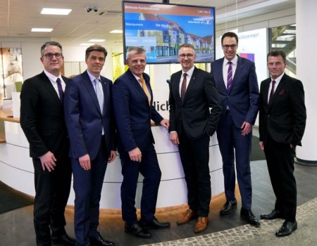 Blicken sehr zufrieden auf das abgelaufene Geschäftsjahr der Volksbank Halle/Westf. eG: Marketingleiter Timo Klack, Prokurist Thomas Stumpe, Vorstandsvorsitzender Rainer Peters, Vorstand Harald Herkströter, Prokurist Dennis Blomeyer und Prokurist Wolfgang Tiekötter (IVB).