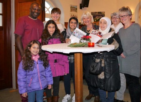 Treffen sich regelmäßig im Heimathaus Spissen (von links): Abel Akindejoye (Caritas Büren), Johanna Leifeld (Kommunales Integrationszentrum Kreis Paderborn), Teilnehmerinnen im Nähkurs: Masoada Shujai, Rana Doughan mit ihren Kindern Leen und Nadine, vom Team Tudorf:  Christina Wilmes, Ursula Meierotte und Ruth Tebbe. Foto: © Marc Svensson