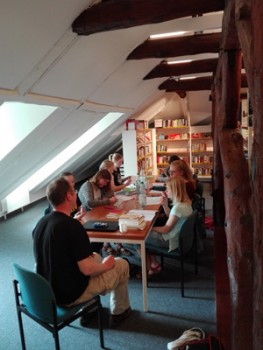 Teilnehmerinnen und Teilnehmer während einer der Schreibwerkstätten. © Stadt Detmold