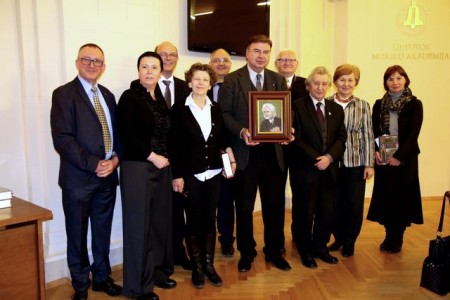 Auf dem Foto sehen Sie Bürgermeister Rainer Heller (3. Von links), Britta Storost (4. von links, Nichte von Vydunas), Pfarrer Miroslav Danys (Mitte vorne mit einem Porträt von Vydunas) ) mit Mitgliedern der Vydunas-Gesellschaft bei der Gedenkveranstaltung in Vilnius/Litauen