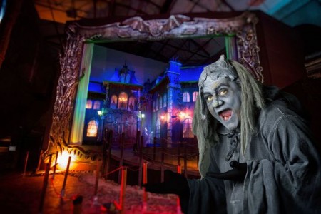 Igor vor Eingang - Erlebniswelt Grusellabyrinth NRW_preview