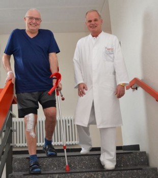 Prof. Rolf Haaker freut sich, dass sein Patient Günter Vandieken zwei Tage nach der Knieoperation bereits Treppenstufen laufen kann. 