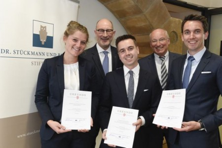 Bildunterzeile: Die drei Preisträger, (vordere Reiher v.l.n.r.) Anne-Katrin Schmidt, Julian Versen und Dr. Tobias Begemann, wurden durch Dr. Thomas Beckmann (hintere Reihe, links) und Prof. Dr. Eginhard Werner von der Dr. Stückmann und Partner Stiftung für ihre wissenschaftlichen Arbeiten ausgezeichnet. Fotoquelle: HLB Stückmann