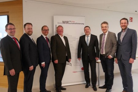 Sprachen über die Zukunft von Lippes Wirtschaft: Prof. Dr. Jens Kümmel (Hochschule OWL), Korbinian von Blanckenburg (Hochschule OWL), Jörg-Düning Gast (Verwaltungsvorstand Kreis Lippe), Dr. Hans-Ulrich Tappe (agiplan GmbH), Landrat Dr. Axel Lehmann, Uwe Gotzeina (Wirtschaftsförderung Kreis Lippe), Nomo Braun (agiplan GmbH) (von links).