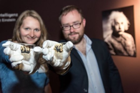 Zwei mikroskopische Schnitte aus Einsteins Gehirngewebe. Foto: LWL/ Steinweg