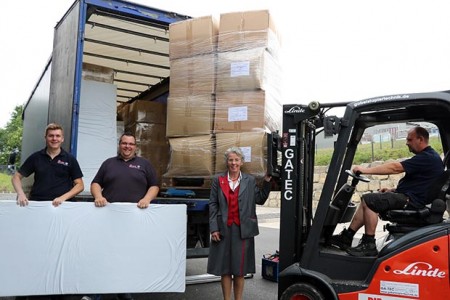 Anne-Lotte von Ledebur überwacht die Verladung der fünf Tonnen Hilfsgüter. © Johanniter-Unfall-Hilfe e.V.