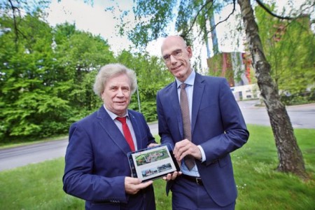 Interargem-Geschäftsführer Rainer Müller und der Heeper Bezirksbürgermeister Holm Sternbacher (links) freuen sich über die neue Webseite der Interargem. Foto: Sarah Jonek
