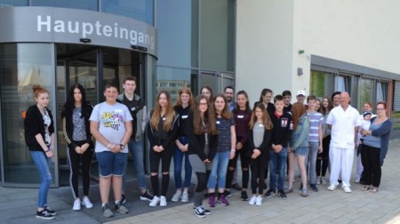 Beim Tag der offenen Betriebstür im Klinikum Weser-Egge nutzten 20 Schülerinnen und Schüler die Möglichkeit, hinter die Kulissen des St. Ansgar Krankenhauses zu schauen.