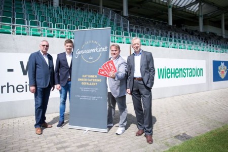 Gerhard Schiermeier, Alexander Müller (SV Rödinghausen), Olaf Stegmann (GOP Entertainment Group) und Gerd Johanniemann (SV Rödinghausen) besiegeln künftige Zusammenarbeit. Foto: Noah Wedel