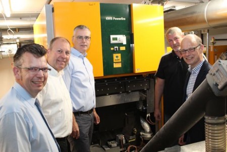 Am Städtischen Gymnasium wurde die neue Pellet-Heizungsanlage bereits im Februar in Betrieb genommen: (v.r.): Schulleiter Axel Rotthaus, Hausmeister Michael Elmer, Klimaschutzmanager Helmut Hentschel, Fachplaner Robert Kitzig-Elbracht und Peter-Heinz Woste vom Technischen Gebäudemanagement.