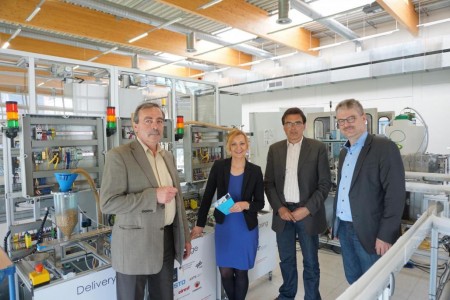 Auftakt erster gemeinsamer Industrie-4.0-Projekte (v.l.n.r.): Werner Varro (TÜV SÜD), Sybille Hilker (CIIT-Geschäftsleitung), Professor Jürgen Jasperneite (CIIT-Vorstandsvorsitzender) und Dr. Detlev Richter (TÜV SÜD) besprechen in der SmartFactoryOWL nächste Projekte innerhalb des CIIT-Partnerverbunds.