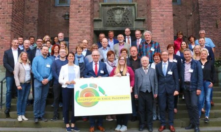 Vertreter von elf Unternehmen kamen zum Startschuss des Projekts ÖKOPROFIT®. Mit dabei waren außerdem: Der Landrat des Kreises Paderborn Manfred Müller (vorne Mitte), Prof. Dr. Werner Wertgen (Gastgeber und Prodekan des Fachbereichs Theologie der Katholischen Hochschule Paderborn, erste Reihe, 3. von rechts), Christoph Schön (Vorsitzender des Ausschusses Wirtschaft, Bau und Verkehr, erste Reihe, 2. von rechts) sowie Berater und Beraterin der B.A.U.M. Consult GmbH, regionale und überregionale Kooperationspartner, und politische Vertreter (Foto: Julia Rotthoff, Kreis Paderborn)