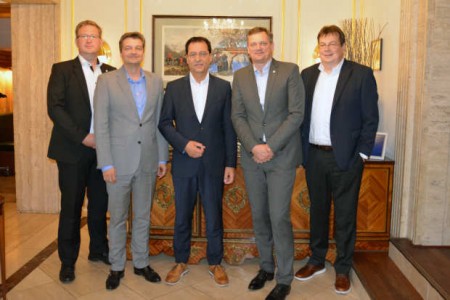 Bildunterschrift: Freuten sich nach der Vertragsunterzeichnung über die zukünftige Zusammenarbeit: Fabian Hoppe, Michael Matthesius, Achim Schreck, Jörg Timmermann und Jochen Rafalzik (v.l.n.r.). © Weidmüller Gruppe