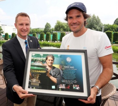 ATP-Supervisor Miro Bratoev (links) zeichnete Tommy Haas für seine „herausragende Karriere“ aus. © GERRY WEBER OPEN/HalleWestfalen