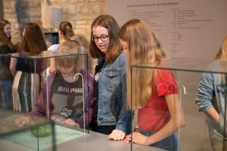 Schülerinnen der Klasse 7b des Paderborner Gymnasiums Theodorianum erkunden das Museum in der Kaiserpfalz. Foto: LWL/Nadine Merschmann