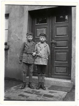 Günter Cassel (rechts) als Zwölfjähriger, 1927. © Mindener Museum