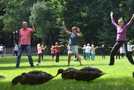 Spaß an der Bewegung: Beim Auftakt von „Sport im Park“ mussten die Enten ihre Wiese teilen.