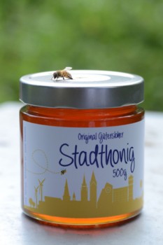 In diesem Jahr einfach goldig und mit fein-lieblichem Aroma: Der Gütersloher Stadthonig. © Seehaus