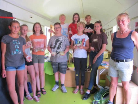 Die Jugendlichen des Workshops "Seifenwerkstatt" mit Andrea Franke. © Landeseisenbahn Lippe e.V.