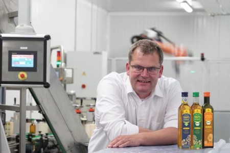Geschäftsführer Bernd Kleeschulte zeigt das Bürener Rapskernöl ‚Moritz‘ im gerade neu erstellten Design. Fotograf: ProjectPartner Dirk Kleeschulte 