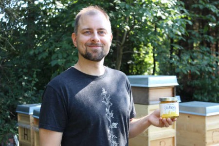 16 Bienenvölker liefern den Honig für die Direktvermarktung: Bastian Seehaus ist jetzt auch mit der Produktion von Bio-Honig erfolgreich.