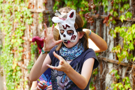Ella (13) erzählt mit ihrer Maske und gezielter Gestik eine kleine Geschichte.Foto: Haus Neuland