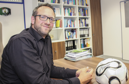 Foto: Prof. Dr. Dr. Claus Reinsberger wurde im April 2014 als deutschlandweit erster Neurologe auf den sportmedizinischen Lehrstuhl an der Universität Paderborn berufen.Foto Universität Paderborn, Simon Ratmann.