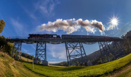 Die Erzgebirgische Aussichtsbahn überquert das Markersbacher Viadukt
