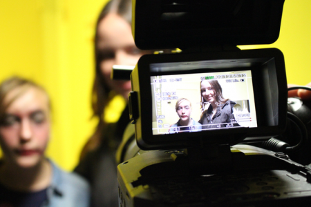 Im Film-Workshop drehen die Jugendlichen ein eigenes Video zum Thema Vielfalt.