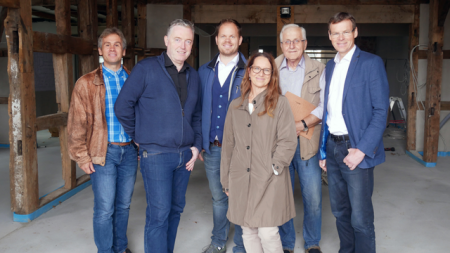 Verbinden Alt und Neu (v.l.): Ulrich Paschke (Untere Denkmalbehörde), Architekt Andreas Grube, Janik Schenke, Jeannette Hölscher-Schenke, Siegfried Kornfeld ( Heimatverein Isselhorst) und Reiner Schenke.