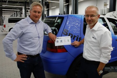 Heinz Sasse, 1. Vorsitzender des MSC Wiedenbrück und Thomas Klemm, Vertriebsleiter bei der Auto-Zentrale Thiel und zuständig für das VW Golf-Rallyeprojekt der Auszubildenden, freuen sich auf eine spannende Rallye.