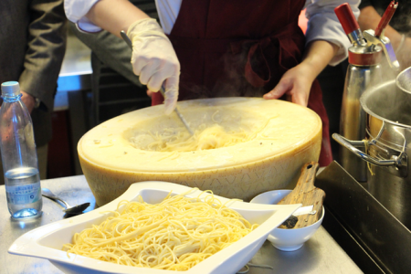 Spaghetti aus dem Parmesanlaib©Gräflicher Park