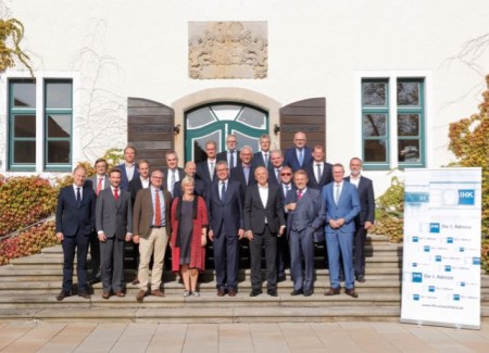 Informierten sich auf Schloss Benkhausen über die aktuellen Entwicklungen des Exportgeschäfts: die Teilnehmer des IHK-Außenwirtschaftsausschusses. Foto: Gauselmann Gruppe