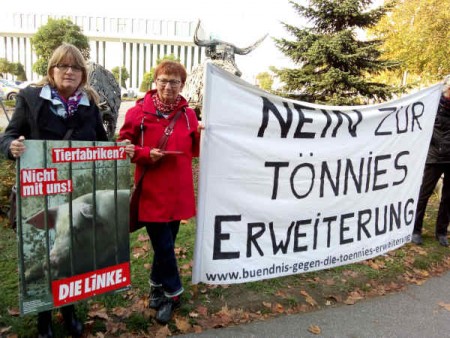 Dr. Johanna Scheringer-Wright (links) und Inge Höger vor der Schlachtfabrik in Rheda-Wiedenbrück. © Bündnis gegen die Tönnies-Erweiterung