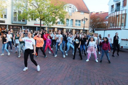 Flashmob zum Weltmädchentag: Mädchen und Frauen tanzten für weltweite Gleichberechtigung.