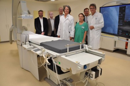 Dr. Eckhard Sorges (l.), Wencke Orban, Teamleiterin Herzkatheterlabor Höxter/ Bad Driburg und Dr. Carsten Czuprin haben das neue Katheterlabor in Betrieb genommen. 