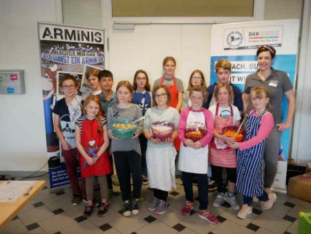 Die Armini-Köche und Jana Gärtner, Team Vertrieb BKK GILDEMEISTER SEIDENSTICKER, mit ihren selbstgemachen Salaten.