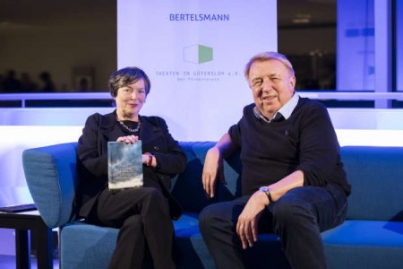 Moderatorin Barbara Wahlster und der Romancier Hanns-Josef Ortheil auf dem „Blauen Sofa“ im Theater Gütersloh