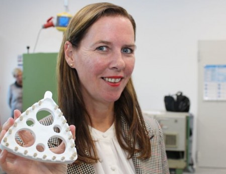 Tatjana Filip zeigt am Modell, wie die Bürsten eingesetzt werden, damit während des Siebens nichts verklebt.