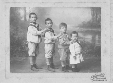 Das Foto von 1907 zeigt (v.l.) den Großvater von Evelyn Hill, Karl Vandyke (Katzenstein), seinen Bruder Siegfried (Fritz), sowie die Cousins Justus Nussbaum und Felix Nussbaum.