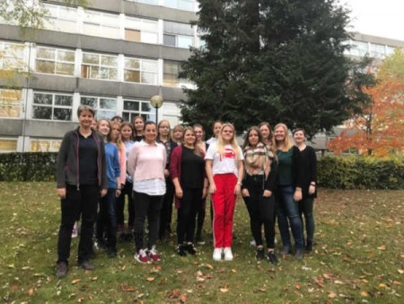 Fünfter Durchgang des MINT-Mentorings „look upb“ mit den Teilnehmerinnen und Prof. Dr. Heike Wehrheim (links) sowie Projektkoordinatorin Isabel Hoischen (rechts). © Universität Paderborn