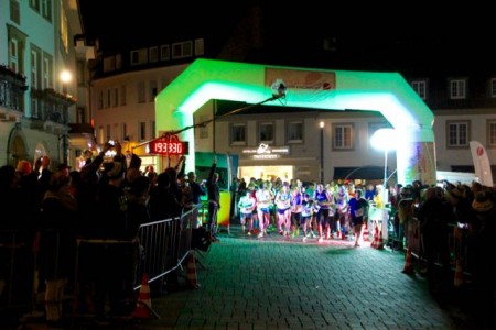 Auch in der dritten Auflage ein erstklassiger Erfolg: Beim Paderborner Martinslauf des SC Grün-Weiß Paderborn und des Laufladen Endspurt durch Paderborns Innenstadt genossen 1.400 Läuferinnen und Läufer das abendliche Laufvergnügen auf illuminierter Strecke. Foto: Katja Finke