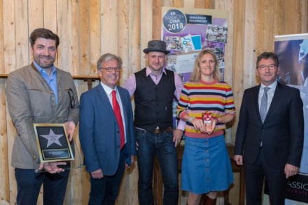 v.l.n.r.: Martin Eras (Jurymitglied), Michael Kölbl (1. Bürgermeister Wasserburg a. Inn), Tobias und Sibylle (beide Geschäftsführer Innkaufhaus Schuhmacher) und Franz-Josef Hasebrink (Vorstandsvorsitzender EK/servicegroup)