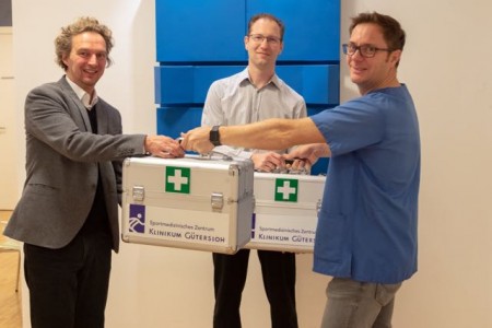 Michael Kohlmeyer (links) und Jan Groneberg (Mitte) nahmen die Spende von Dr. Andreas Elsner (rechts) entgegen.