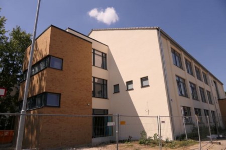 Außenansicht „Haus der Bildung“ (Gebäude aus den 1960er Jahren wurde 2018 energetisch saniert)