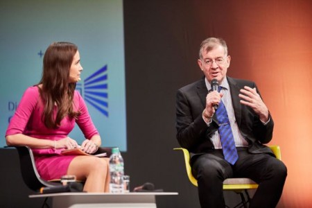 Der Botschafter von Estland, Dr. Mart Laanemäe, berichtete vom Fortschritt der Digitalisierung in Estland, links: Moderatorin Kristina Sterz