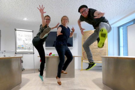 Sie freuen sich, dass es für das Jugendmedienprojekt im Haus Neuland weitergeht: Johanna Gesing (Mitte, Medienpädagogin und Projektleiterin „JuMP up!“), Vincent Beringhoff (Medienpädagoge „JuMP up!“) und Christina Ritzau (Online-Journalistin „JuMP up!“). © Haus Neuland
