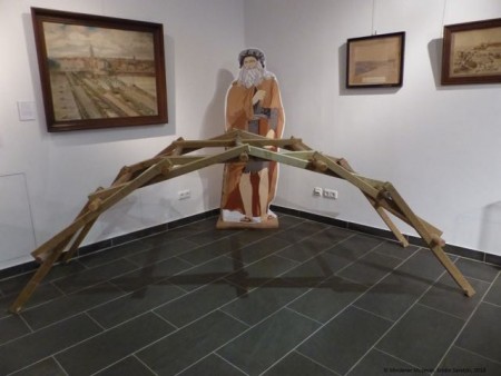 Wer mag, kann Leonardos Schnellbaubrücke ausprobieren. (©Mindener Museum)